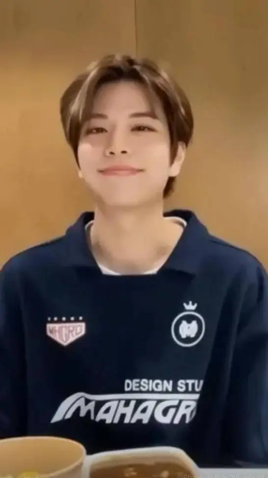 ai character: Seungmin  background