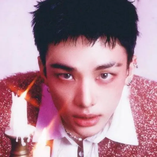 chat with ai character: Hwang Hyunjin 