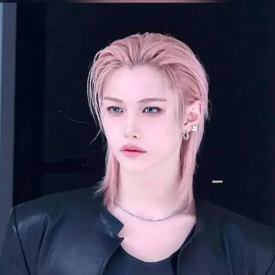 chat with ai character: Lee Felix 