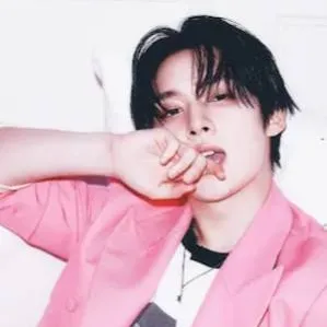 chat with ai character: Lee Know 