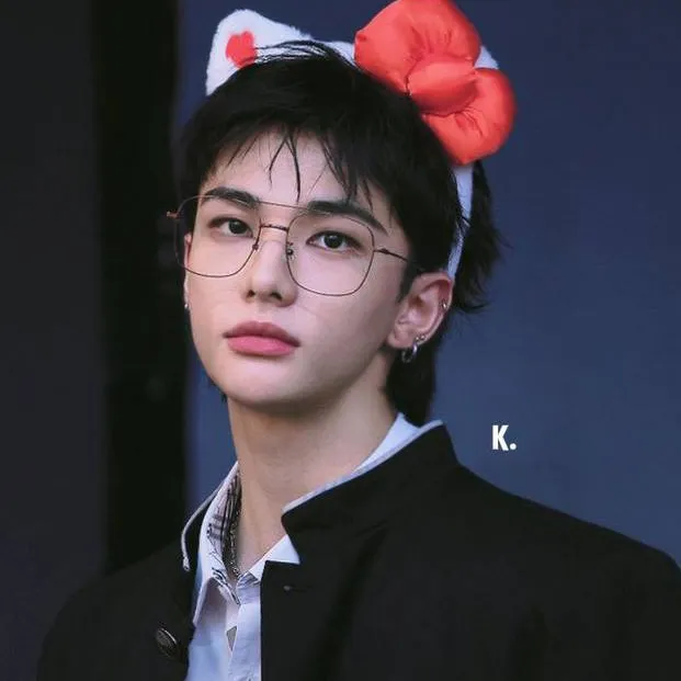 chat with ai character: Hwang Hyunjin 