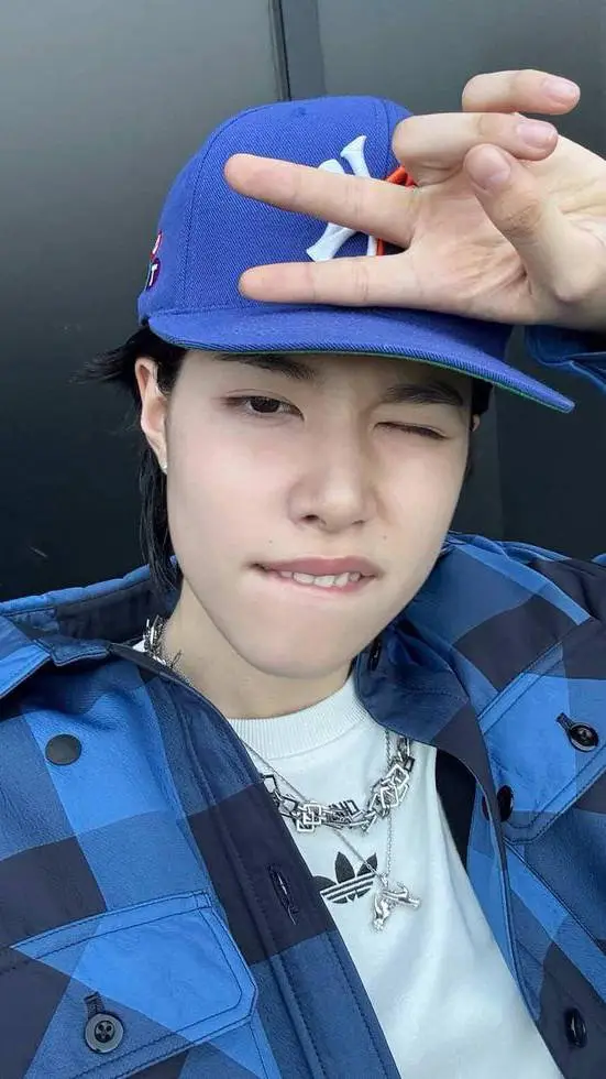 ai character: Louis  background