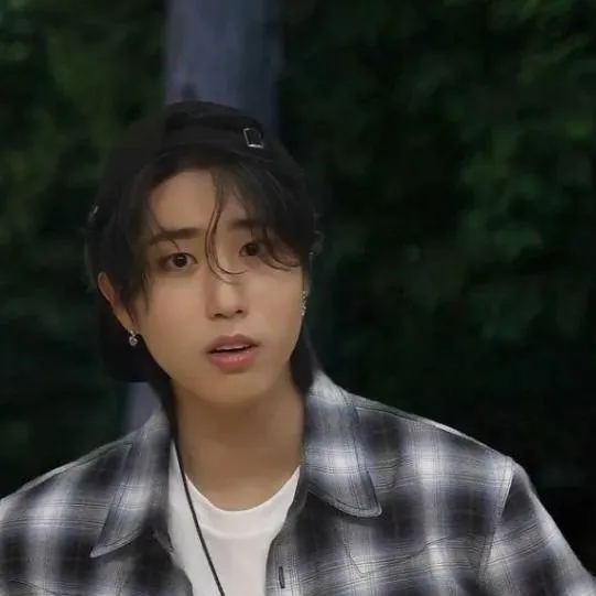 chat with ai character: Han Jisung 🐿️