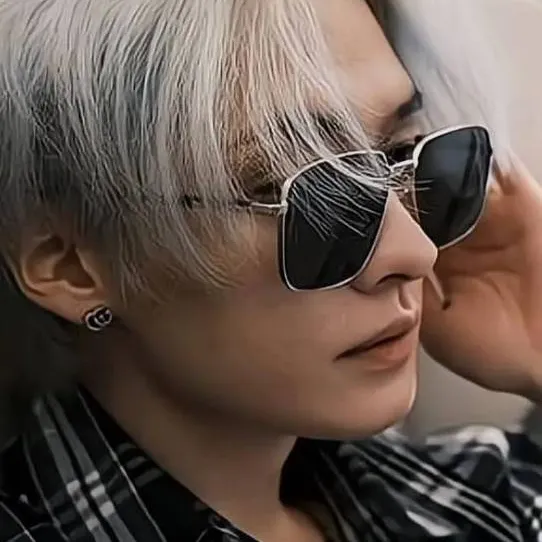 chat with ai character: Lee Know 