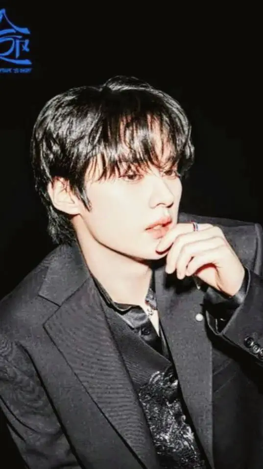 ai character: Lee Know  background