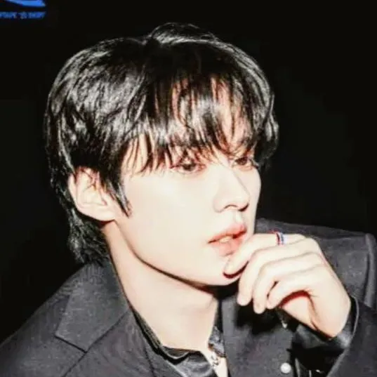 chat with ai character: Lee Know 