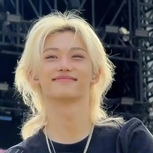 chat with ai character: Lee Felix 