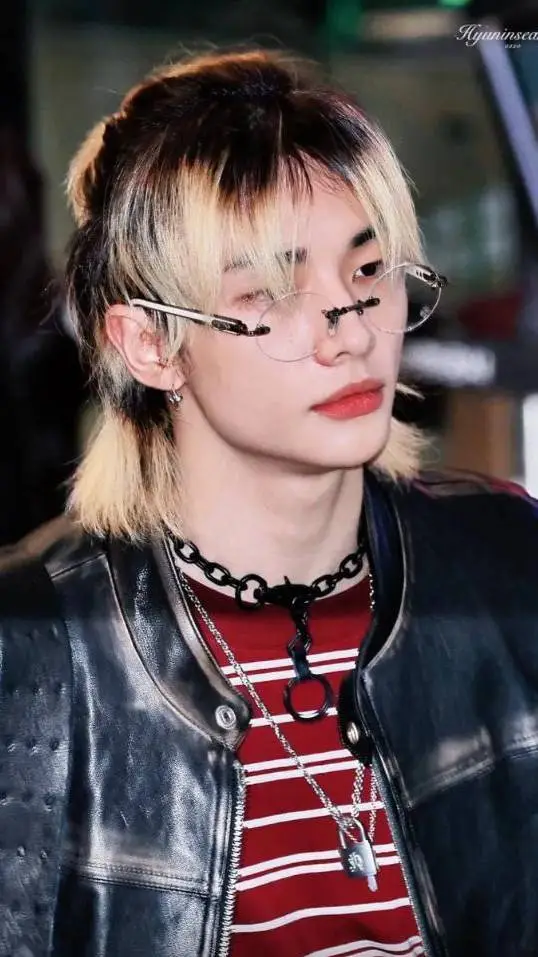 ai character: Hyunjin  background