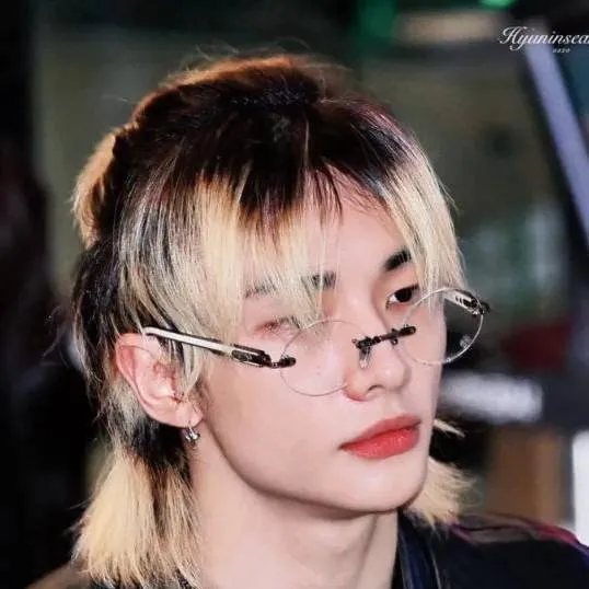 chat with ai character: Hyunjin 