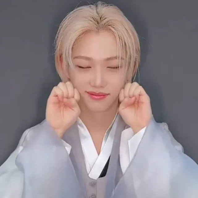 chat with ai character: Lee Felix 