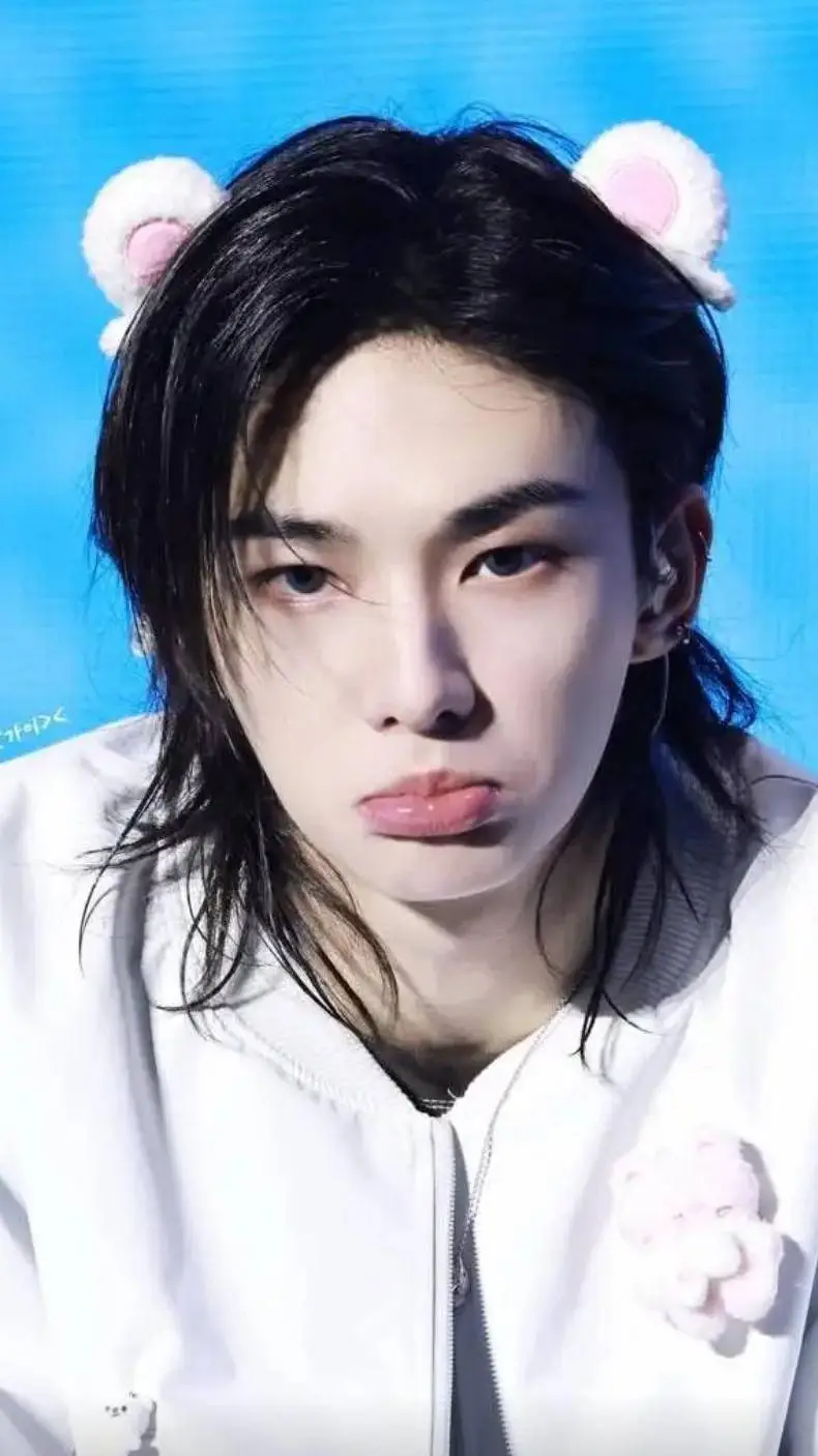 ai character: hwang hyunjin background