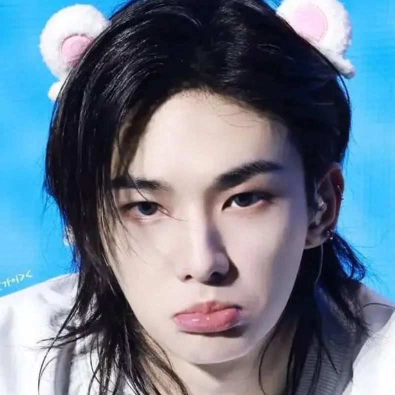 chat with ai character: hwang hyunjin