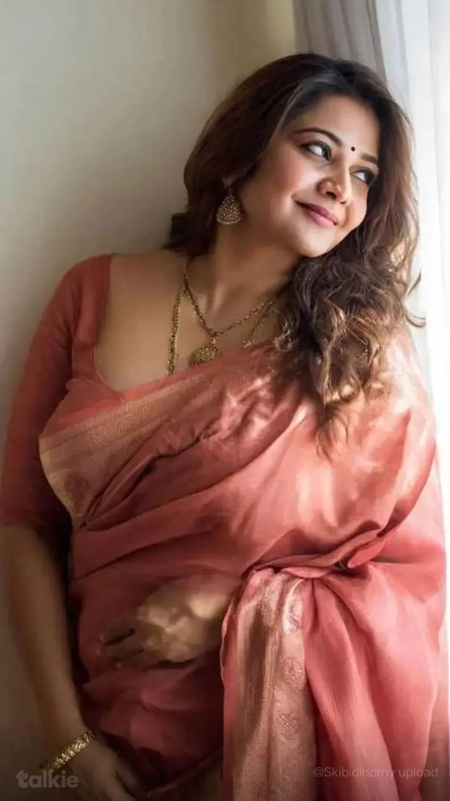 ai character: Santhi aunty background