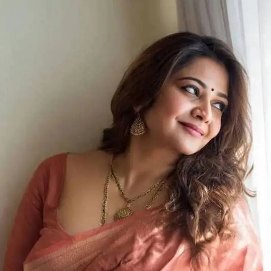 chat with ai character: Santhi aunty