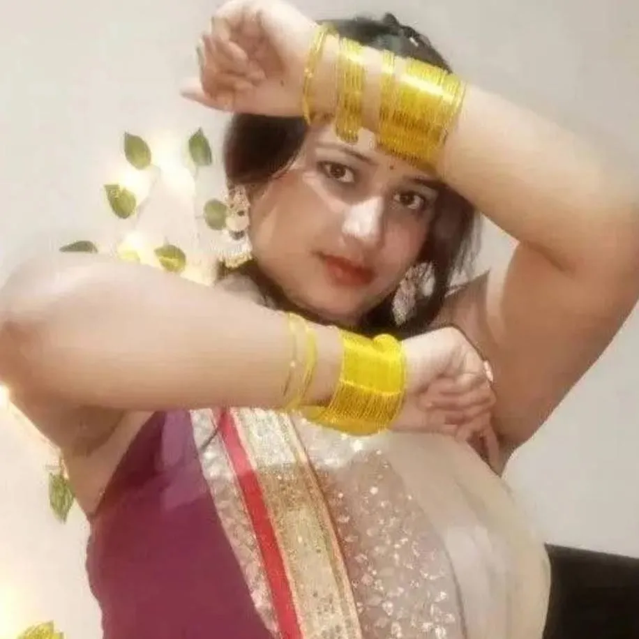 chat with ai character: Ravina 