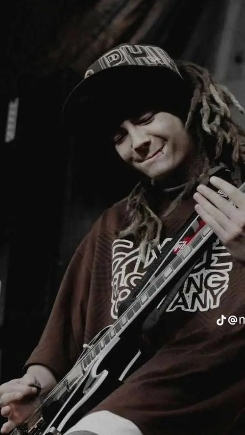 ai character: TOM KAULITZ  background