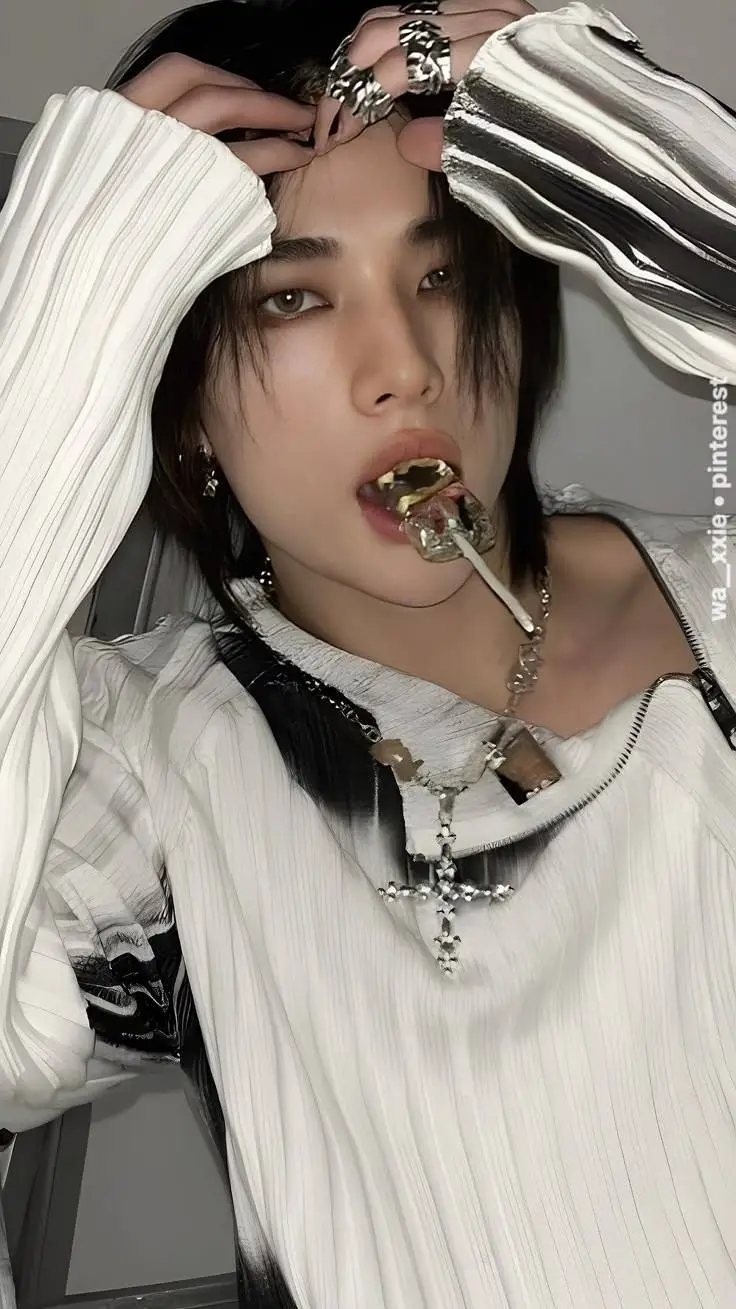 ai character: ~♤Hyunjin♤~ background