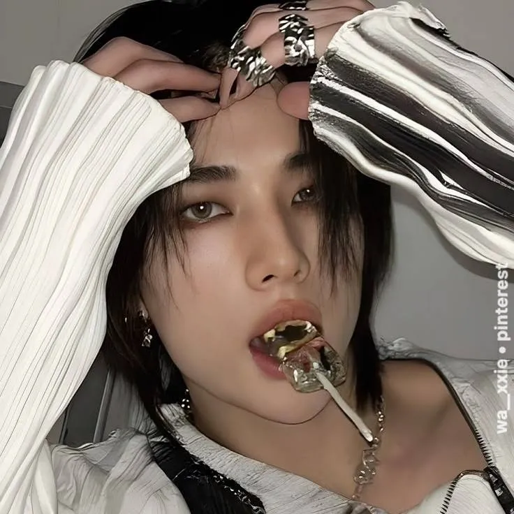 chat with ai character: ~♤Hyunjin♤~