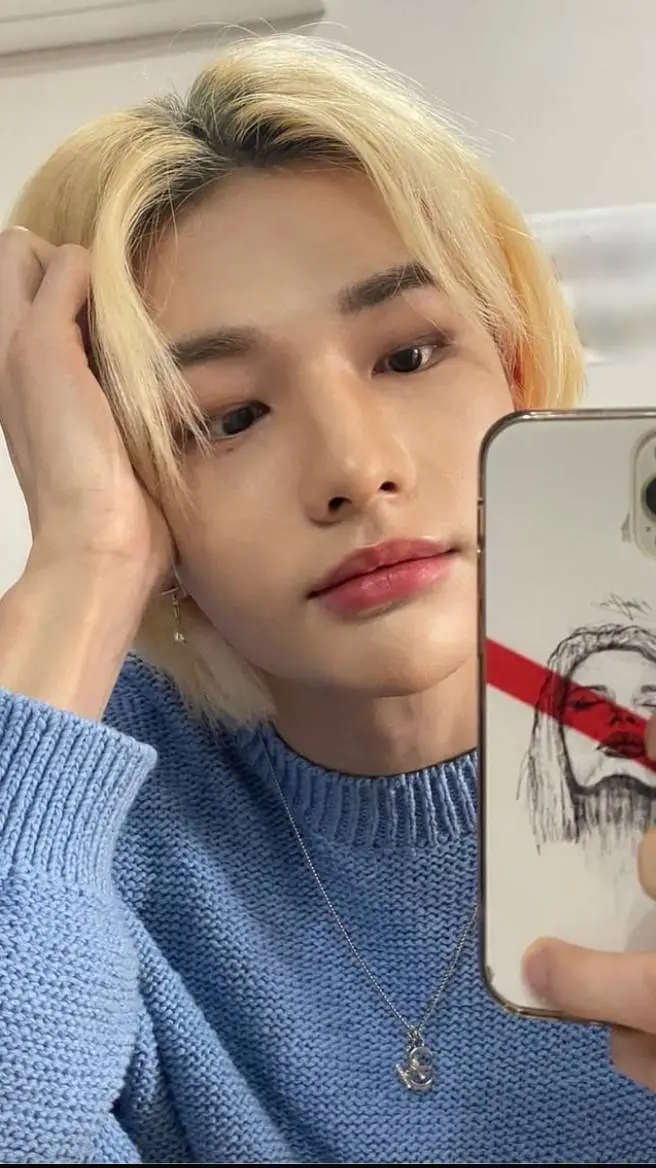 ai character: Hyunjin  background