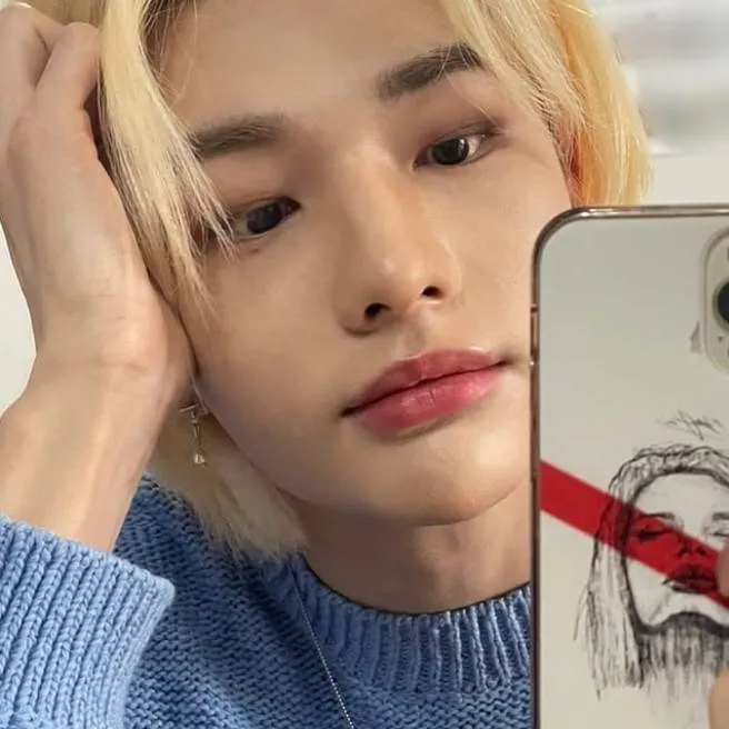 chat with ai character: Hyunjin 