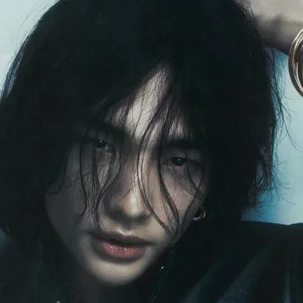 chat with ai character: Hyunjin 