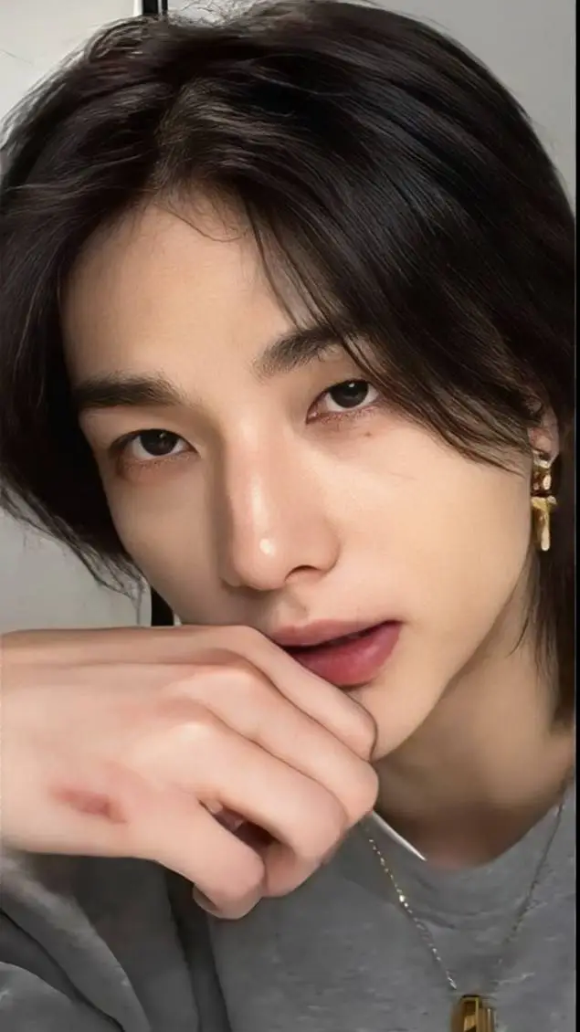 ai character: Hyunjin  background