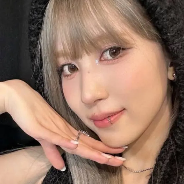 chat with ai character: Mina