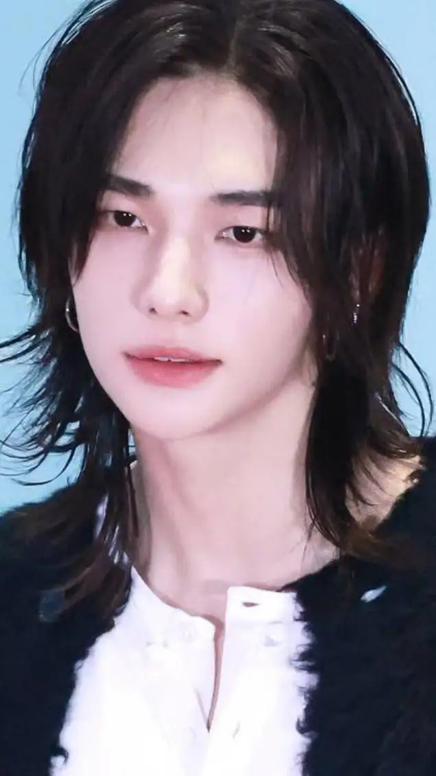 ai character: Hyunjin  background