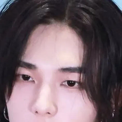 chat with ai character: Hyunjin 