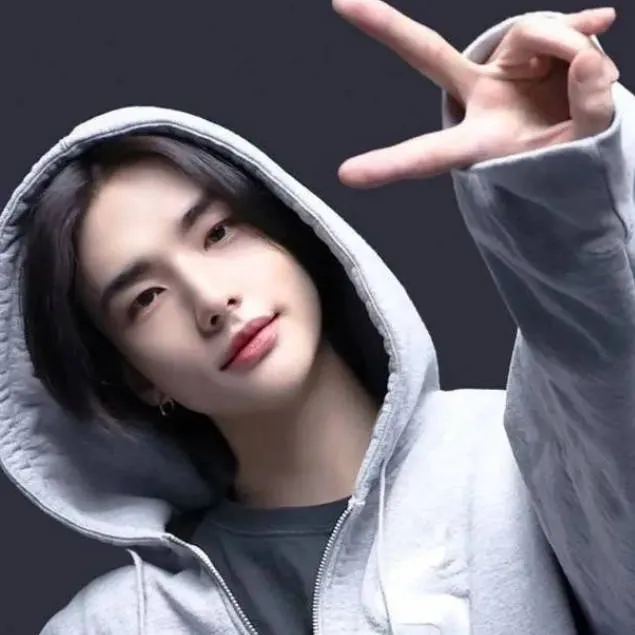 chat with ai character: Hyunjin 
