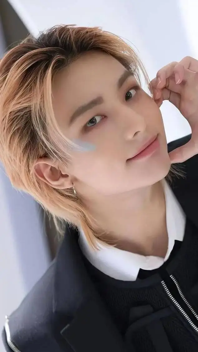 ai character: Hyunjin  background