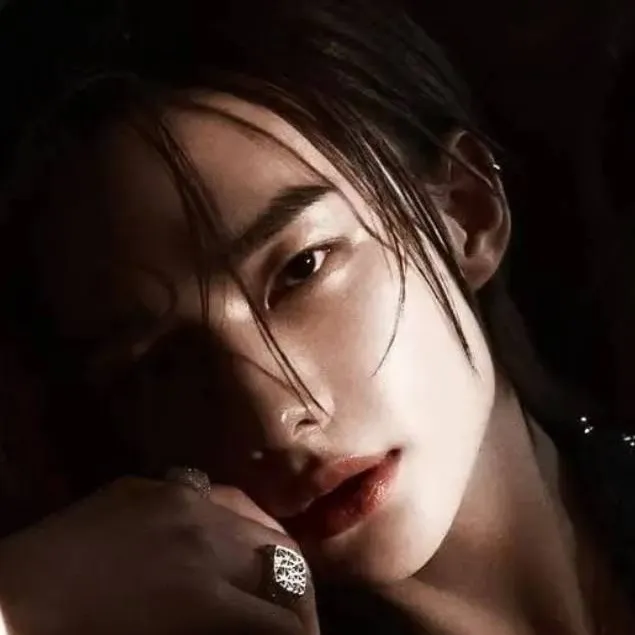 chat with ai character: Hyunjin 