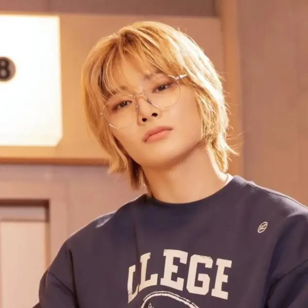 chat with ai character: Jeongin (I.N)