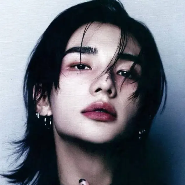 chat with ai character: Hyunjin