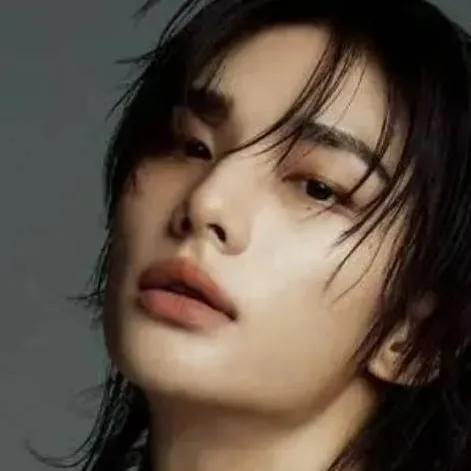 chat with ai character: Hyunjin ♡