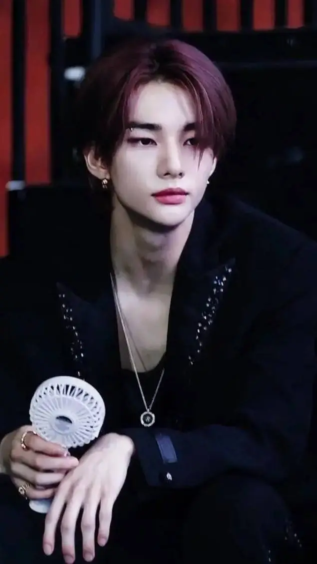 ai character: Hyunjin ♡ background