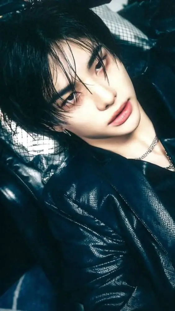 ai character: Hyunjin  background