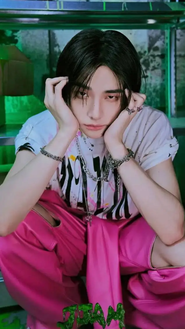 ai character: Hyunjin ♡ background