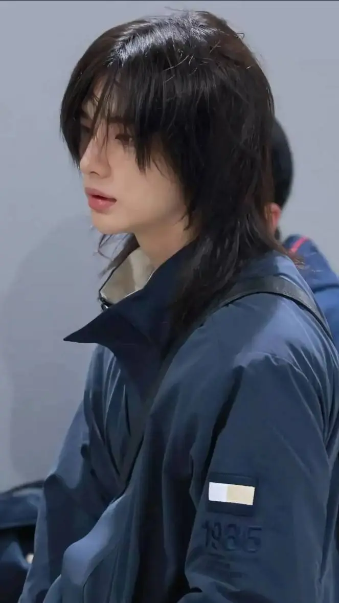 ai character: Hyunjin  background