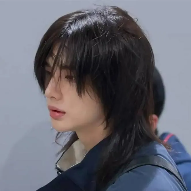 chat with ai character: Hyunjin 