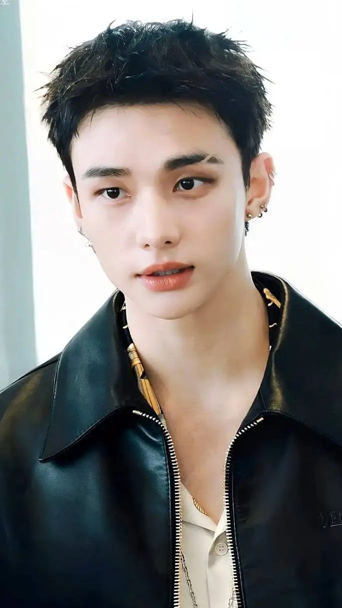 ai character: Hyunjin  background