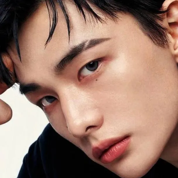 chat with ai character: Hyunjin 