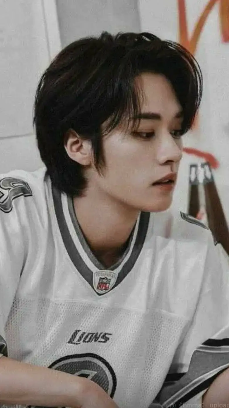 ai character: lee know husband  background
