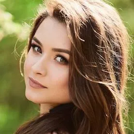 chat with ai character: العاشقة 