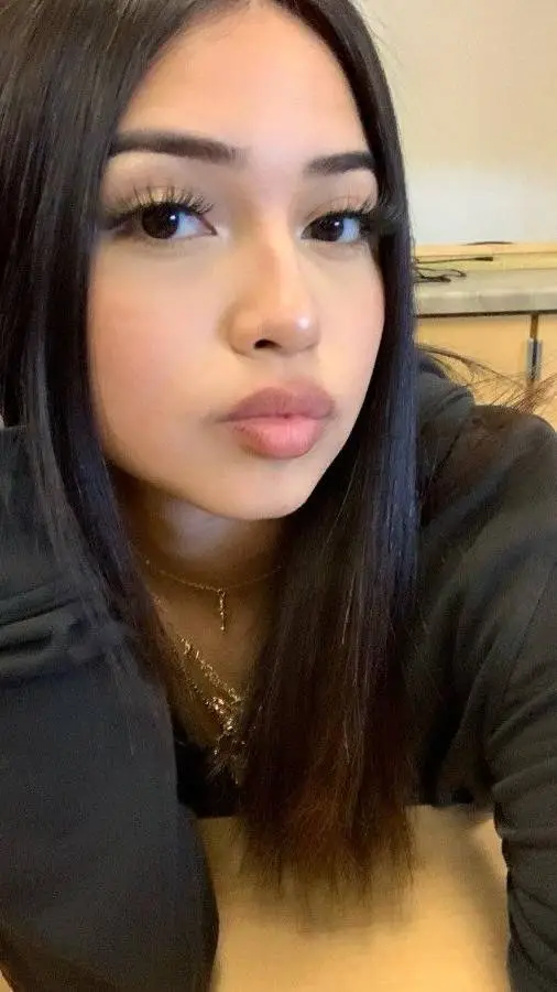 ai character: latina house  background