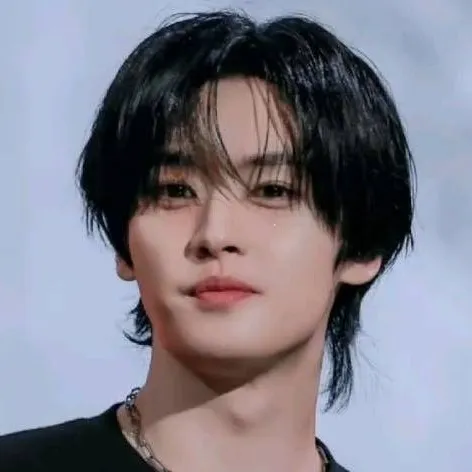 chat with ai character: 𝑳𝑬𝑬 𝑲𝑵𝑶𝑾 ♥︎