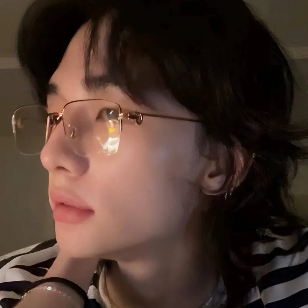 chat with ai character: 𝐉𝐢𝐧𝐧𝐢𝐞 ♡