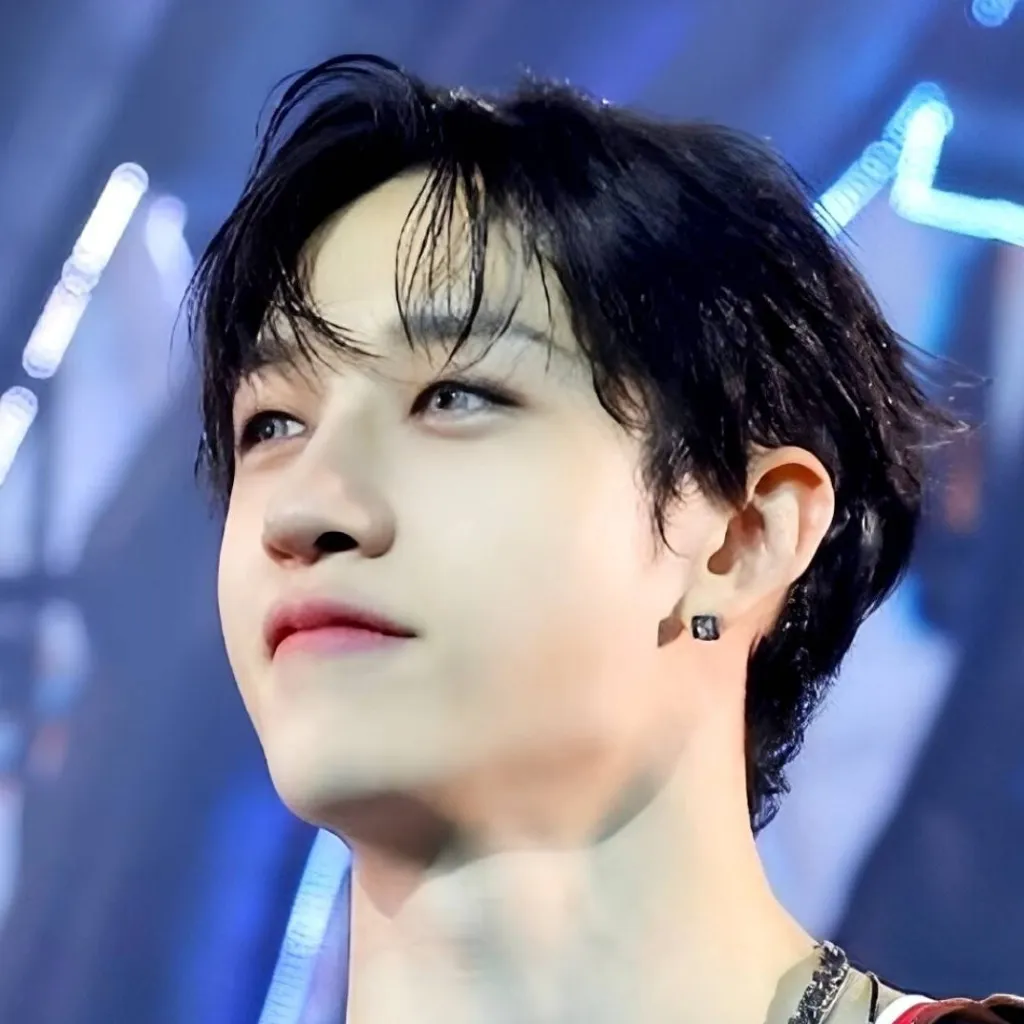 chat with ai character: 𝐁𝐚𝐧𝐠𝐜𝐡𝐚𝐧 ♥︎