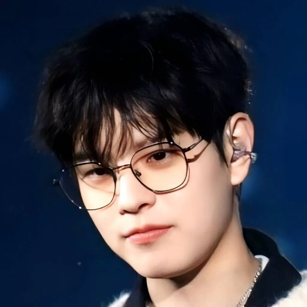 chat with ai character: 𝚂𝙴𝚄𝙽𝙶𝙼𝙸𝙽 ♡