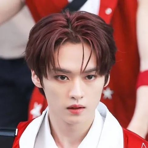 chat with ai character: 𝐌𝐈𝐍𝐇𝐎 ♥︎